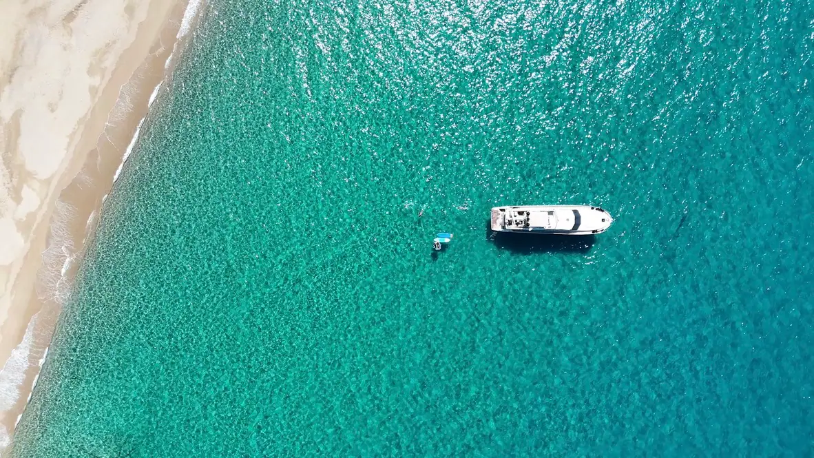 Vue aérienne d’Amadeus sur une eau turquoise