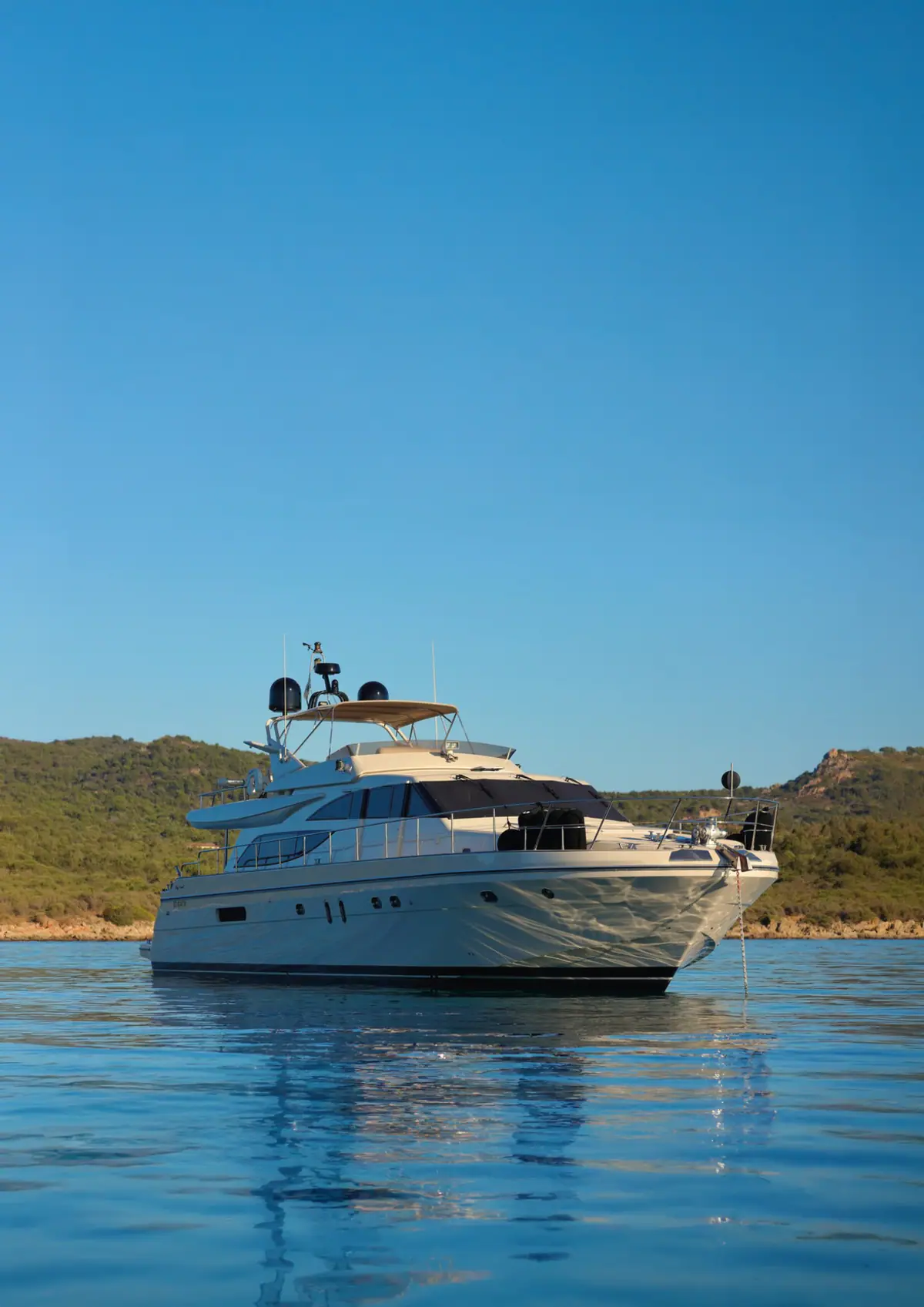 Le yacht Amadeus au mouillage dans une crique