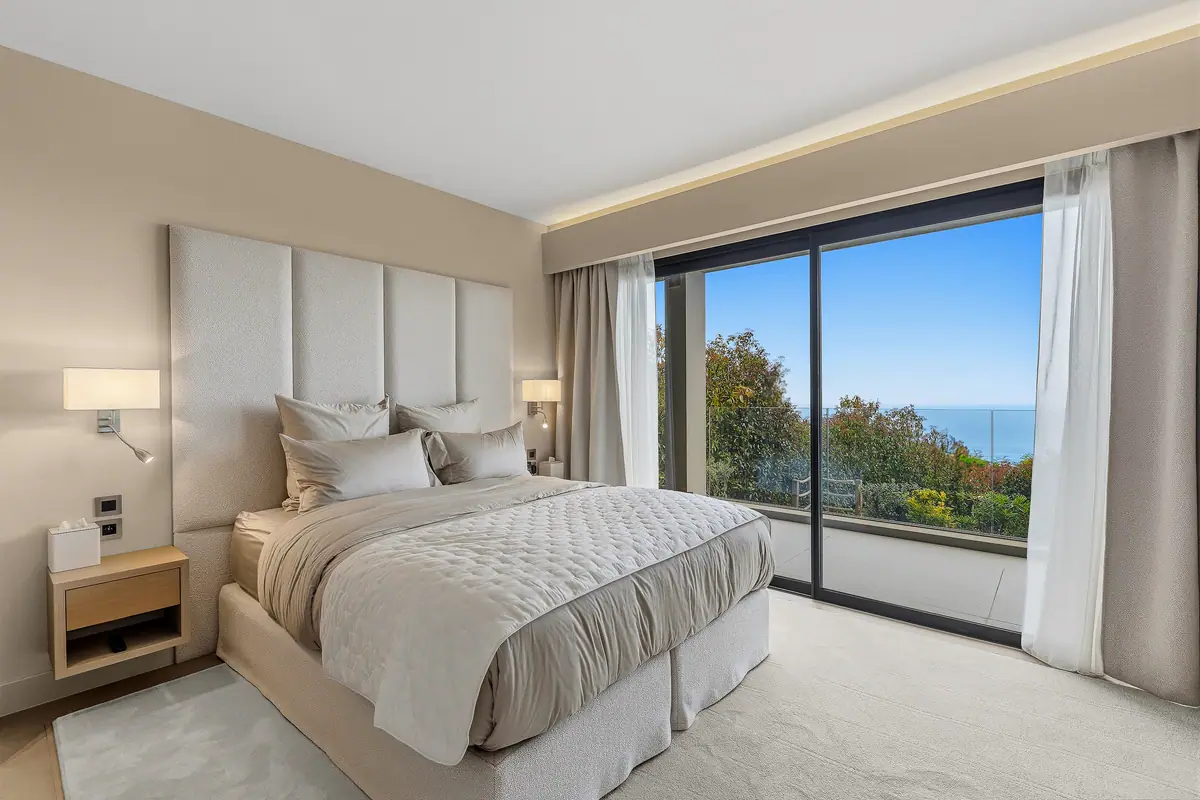 Suite avec baie vitrée ouverte sur la mer