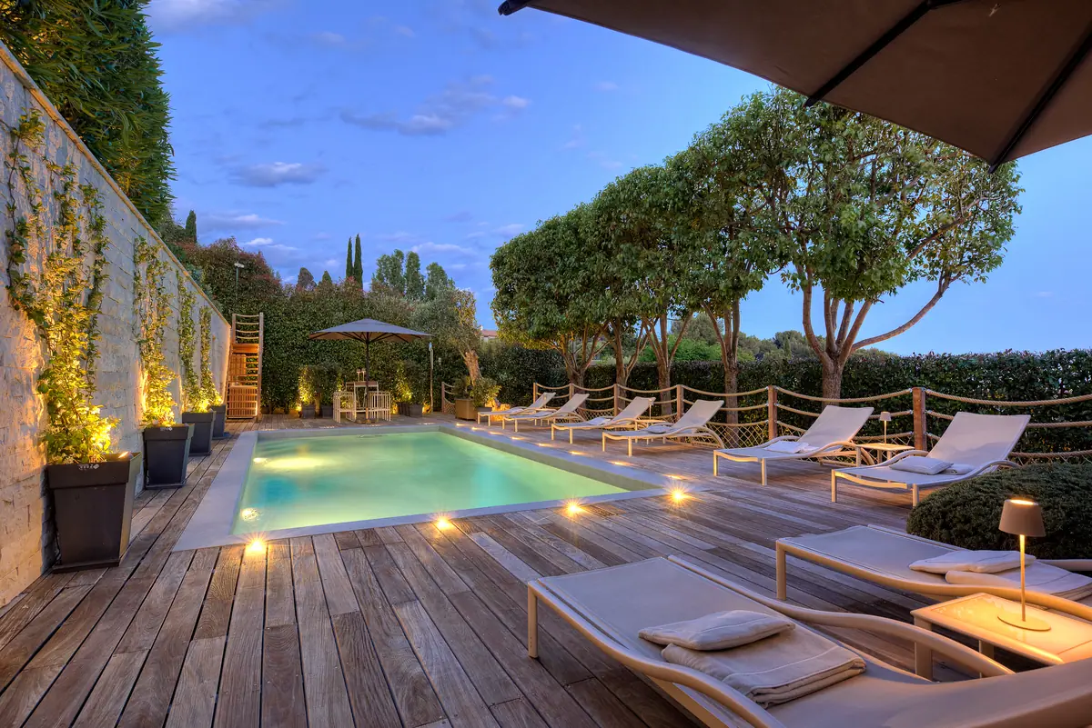 La piscine de Villa Harmony à la tombée du jour
