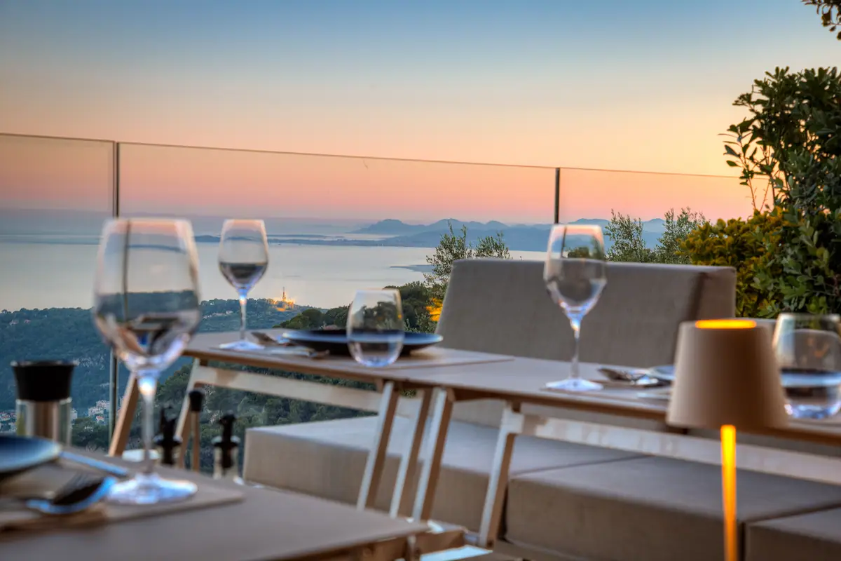 Table dressée sur la terrasse face à la baie